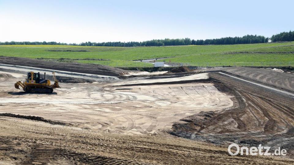 Das Gelände wird profiliert, auf die Ablagerungen kommen unterschiedliche Dichtmaterialien wie Betonitmatten zum Einsatz, die mit etwa 1,20 Meter Erde überdeckt werden. So soll verhindert werden, das Wasser in die Deponie gelangt und dann ins Grundwasser sickert. Bild: Gerhard Götz