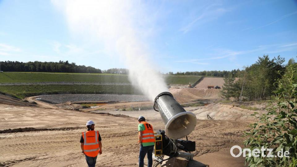 Die Schneekanone befeuchtet bei trockenem Wetter den Untergrund, damit bei den Arbeiten möglichst wenig Staub entsteht, der verblasen werden könnte. Die Abdichtung ist bereits aufgebracht. Darunter liegen Kraftwerksaschen und Filterstäube aus dem ehemaligen Bayernwerk, die hier deponiert wurden. Bild: Gerhard Götz