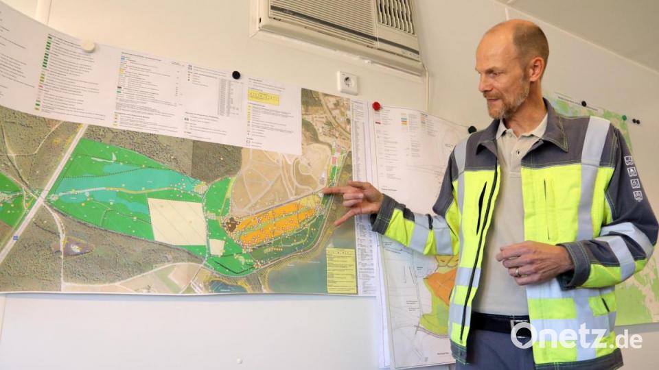 Der zweite Bauabschnitt für die Rekultivierung des ehemaligen Braunkohletagebaus und Deponie &quot;Westfeld&quot; läuft. Projektleiter Andreas Stake (Uniper) erläutert den Ablauf. Bild: Gerhard Götz