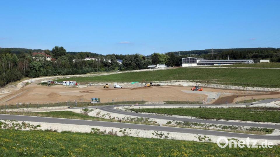 Rund 30 Meter tief liegt das Entwässerungsbecken. Bild: Gerhard Götz