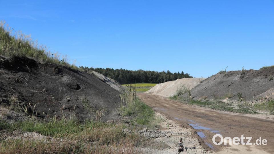 An den Seiten des Fahrwegs liegt abgeschobenes Material, teilweise noch mit Kohleresten aus dem ehemaligen Bunker durchsetzt. Bild: Gerhard Götz