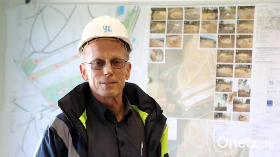 Der zweite Bauabschnitt für die Rekultivierung des ehemaligen Braunkohletagebaus und Deponie &quot;Westfeld&quot; läuft. Pressesprecher Jan Kiver (Uniper) erläutert den Ablauf. Bild: Gerhard Götz