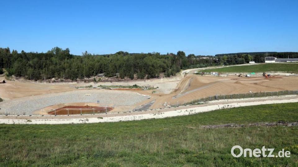 Der Bauabschnitt 2 des Westfelds wird rekultiviert. Im Hintergrund am Waldrand ist das Geotop „Wackersdorfer Braunkohle“ zu erkennen. Bild: Gerhard Götz