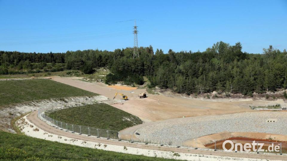 Rund 30 Meter tief liegt das Entwässerungsbecken. Bild: Gerhard Götz