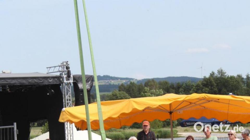 Das Band hat Solrak um sein Kinn gewickelt. Seinen Körper lässt er baumeln, ohne dabei die Spannung in Armen und Beinen zu verlieren. Bild: Susanne Forster
