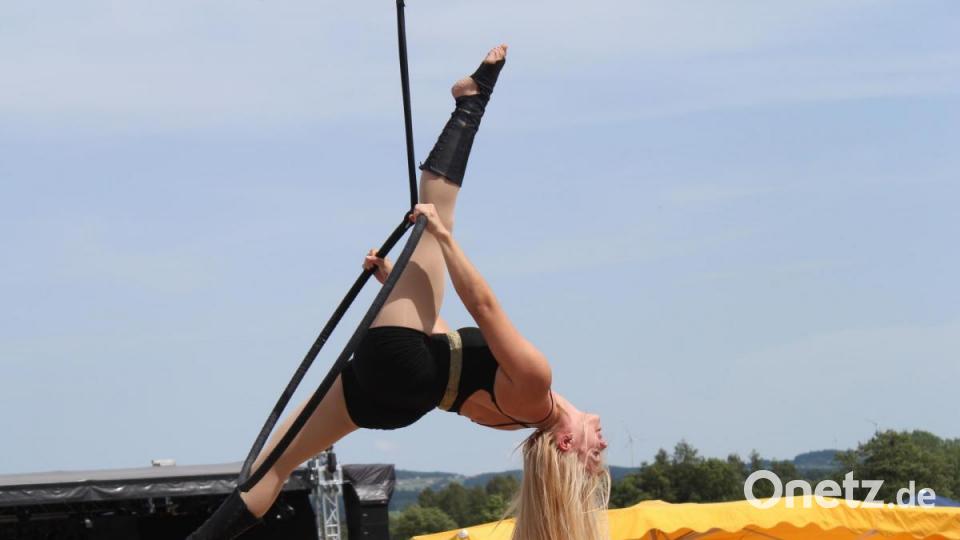 Die Akrobatin hat ihren Ring fest im Griff. Bild: Susanne Forster
