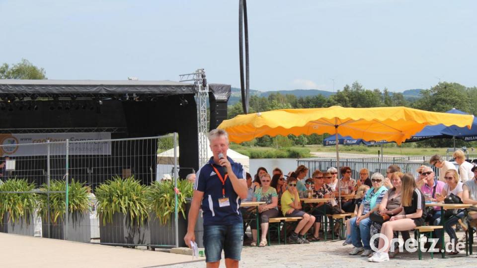 Vinzenz Rahn begrüßt die Gäste am siebten &quot;cooltour&quot;-Tag und kündigt &quot;etwas Sensationelles&quot; an. Bild: Susanne Forster