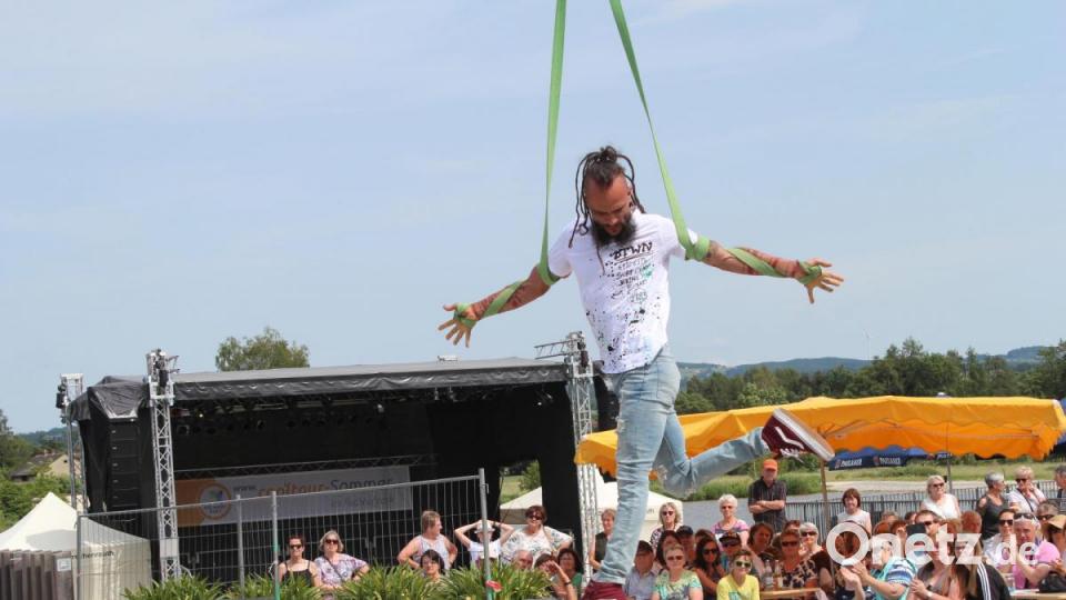 An zwei Bändern hängend schwebt Solrak durch die Luft. Bild: Susanne Forster