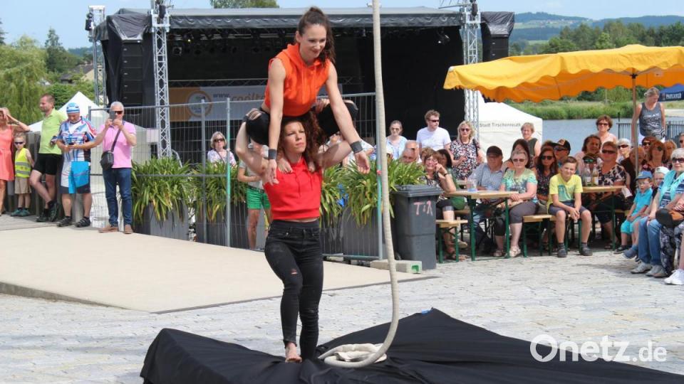 Yoka (oben) und Aïssatou (unten) nähern sich ihrem &quot;Arbeitsgerät&quot;. Bild: Susanne Forster