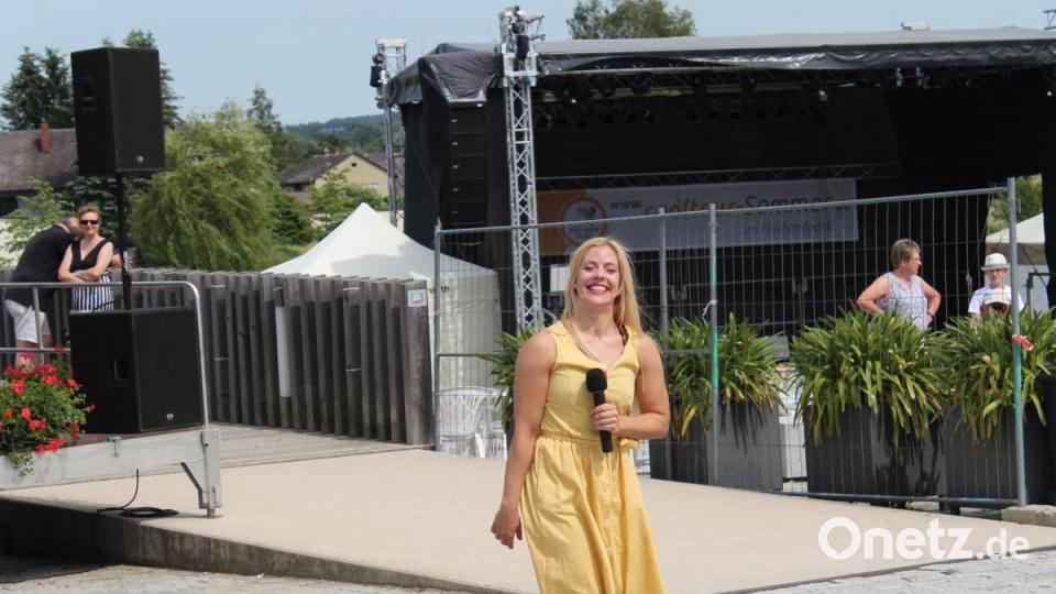Für die Moderation der Company &quot;Fuego Rojo&quot; präsentiert sich die Tirschenreutherin in einem sommerlichen Kleid. Bild: Susanne Forster