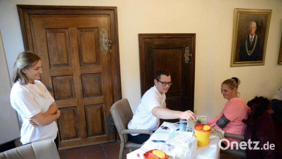 Blutdruck und Zuckerwerte messen. Bild: Andreas Brückmann