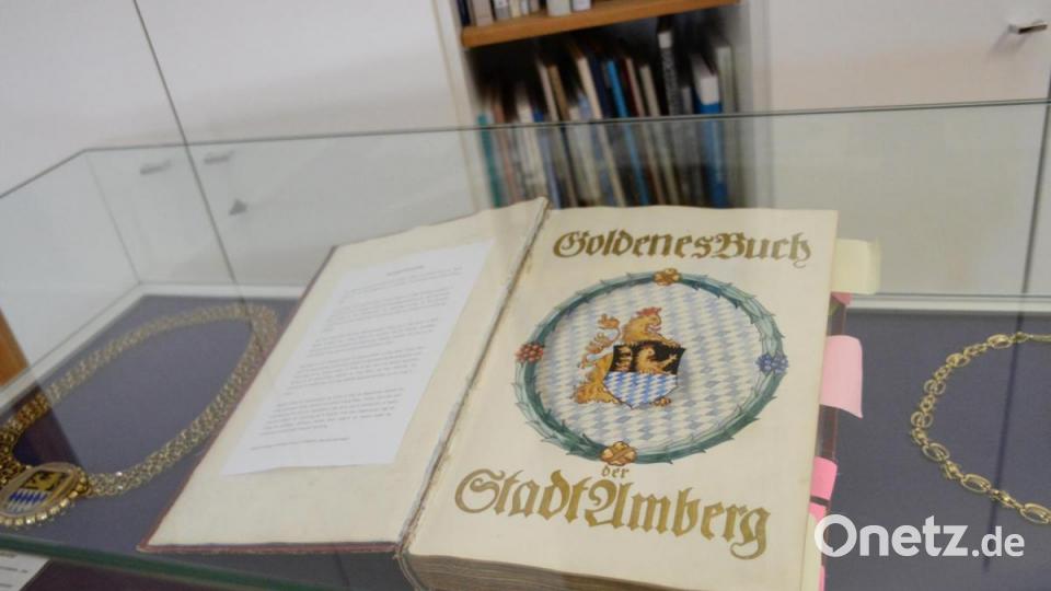 Das Goldene Buch der Stadt Amberg lag aus. Bild: Andreas Brückmann