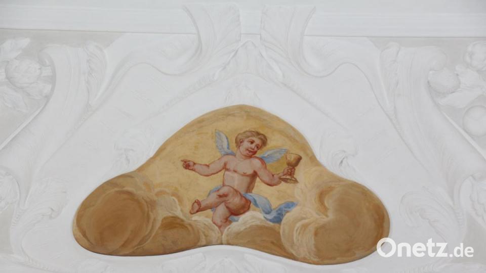 Stuckgesäumte Kartuschen zeigen Engel mit den Leidenswerkzeugen von Jesu Passion und Sterben. Bild: rpp