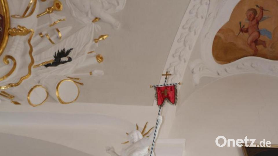 Der auferstandene Christus mit der Siegesfahne wird von den Engeln in den Himmel emporgehoben. Bild: rpp