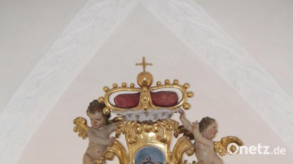 Die Markgräflichen Herrschaftszeichen sind auch an der Altarspitze eingearbeitet. Bild: rpp