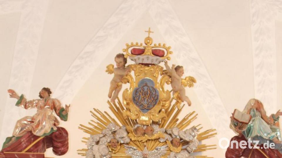 An der Altarspitze ist die Verherrlichung Gottes dargestellt. Um ihn herum zahlreiche Engel und ganz oben das Herrschaftszeichen der Markgrafen von Bayreuth-Kulmbach. Bild: rpp