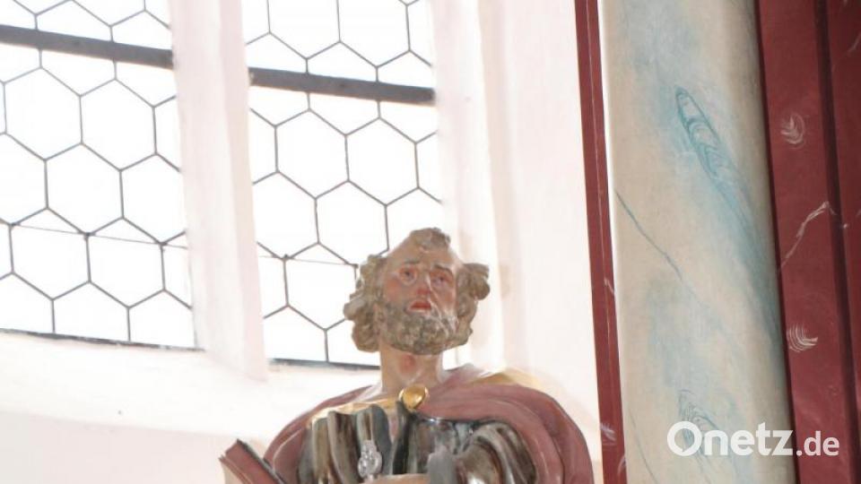 Petrus sieht man an der linken Seite des Altars mit dem Schlüssel in der Hand. Bild: rpp