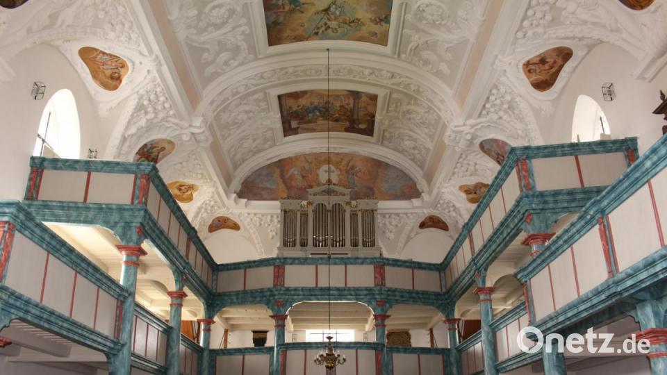 Über den Emporen befinden sich zahlreiche Kartuschen, die Engel mit den Leidenszeichen Jesu und die vier Evangelisten zeigen. Die Deckengemälde zeigen Liturgie des ganzen Jahreskreises. Bild: rpp