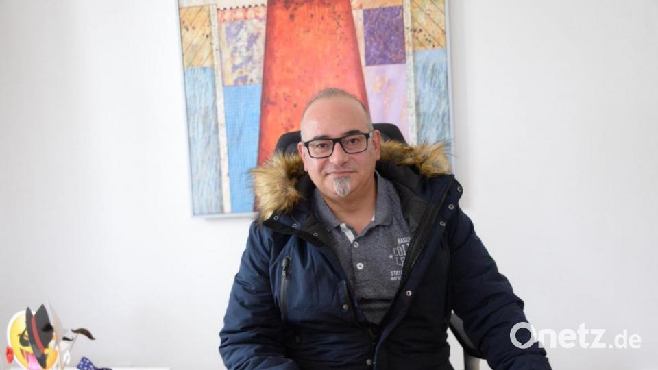 OB Michael Cerny überlässt Efstathios Panagiozou seinen Stuhl. Der Grieche kommt aus der Amberger Partnerstadt in Griechenland. Bild: Andreas Brückmann