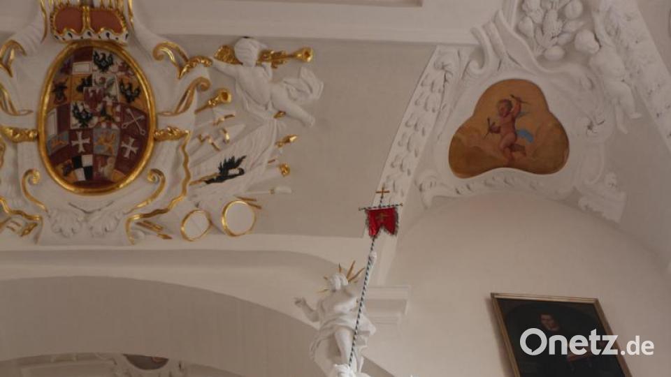 Die Kanzel am Chorbogen mit der Taube als Symbol für den heiligen Geist, den Engeln und dem auferstandenen Christus mit der Siegesfahne. Bild: rpp