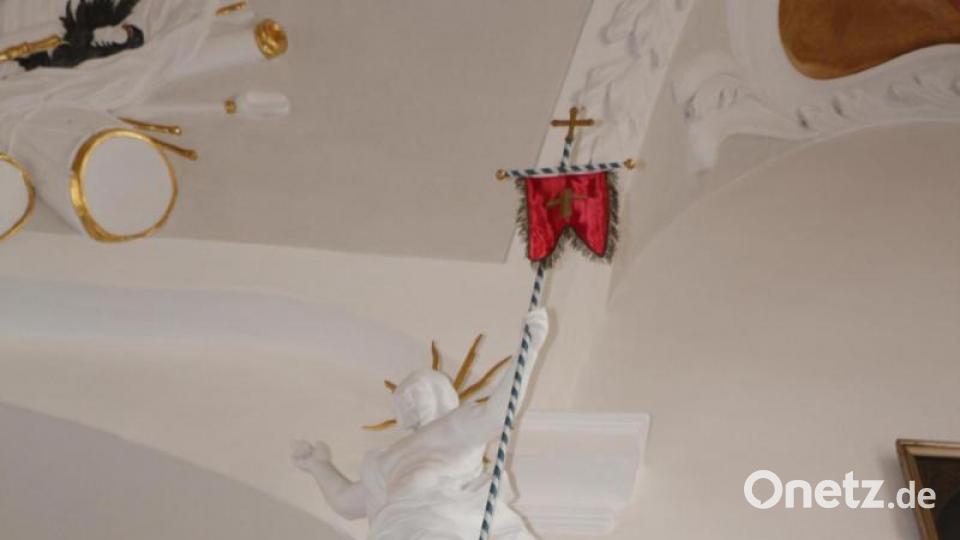 Der auferstandene Christus mit der Siegesfahne wird von den Engeln in den Himmel emporgehoben. Bild: rpp