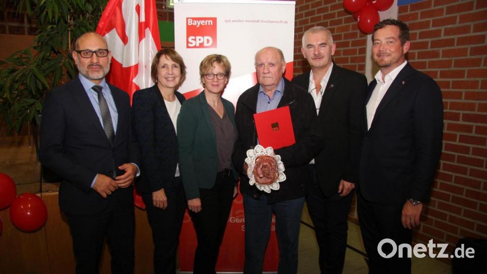 Für seine langjährige Treue zur SPD wurde Ehrenmitglied Josef Fenzl (3. von rechts) ausgezeichnet. Im Bild der Jubilar zusammen mit den Gratulanten (von links) Ismail Ertug, Annette Karl, Natasha Kohnen, Josef Fenzl, Uli Roth und Uli Grötsch. Bild: wro
