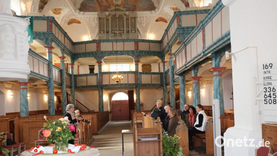 Frau Pühl und ihre Gäste vor der imposanten Doppelempore, ein typisches Baumerkmal der Markgrafenkirchen. Bild: rpp