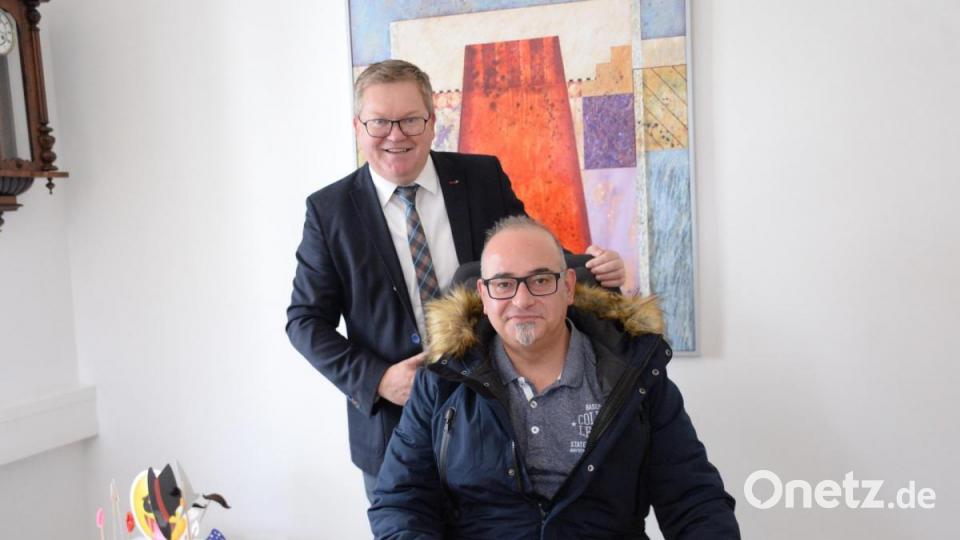 OB Michael Cerny lässt Efstathios Panagiozou auf seinen Stuhl. Der Grieche kommt aus der Amberger Partnerstadt in Griechenland. Bild: Andreas Brückmann