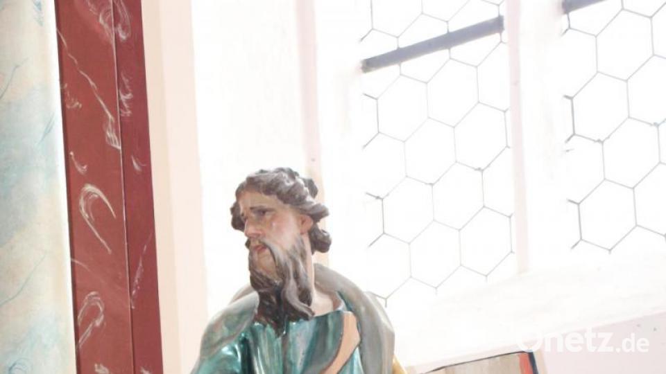 Apostel Paulus mit dem kennzeichnenden Schwert befindet sich auf der rechten Seite des Altars. Bild: rpp