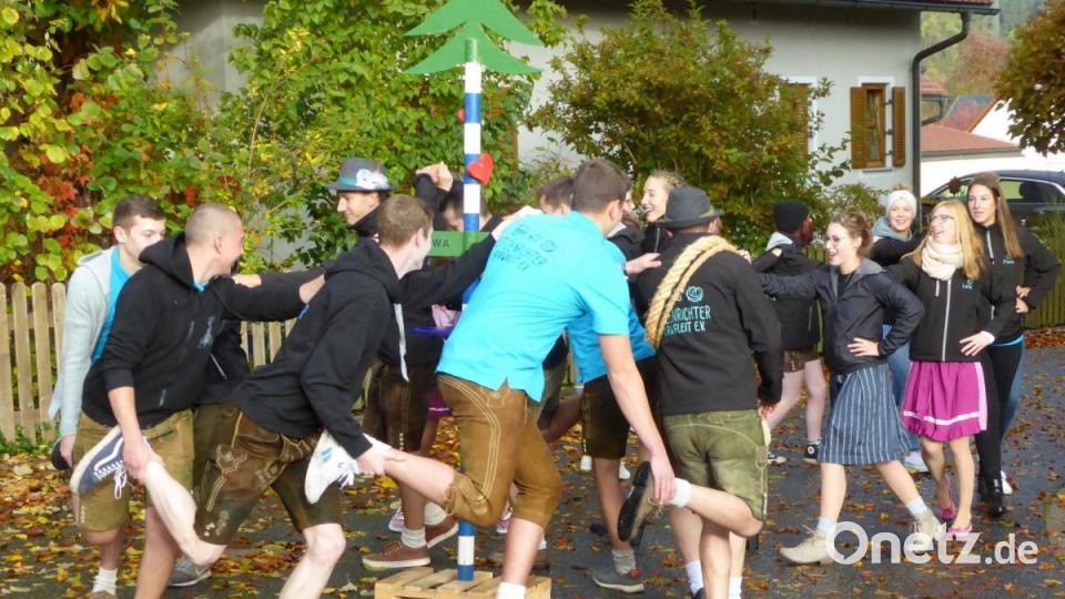 Die Bierbecher schnell abgestellt, denn es geht zum ersten Tanz. Bild: Schönberger, Ferdinand [fsb]