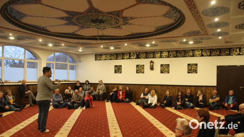 Ahmet Yüksel (Mitte), Leiter der türkisch-islamischen Gemeinde, begrüßte die vielen Besucher in der Moschee in der Drahthammerstraße. Sergi Acar (hinten links) und Imam Salih Taskin (hinten rechts) beantworteten ebenfalls die vielen Fragen der Gäste. Bild: kmo