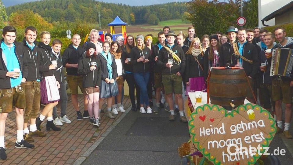 Aufstellung zum Ortsrundgang mit dem Bierleiterwagen. Bild: Schönberger, Ferdinand [fsb]