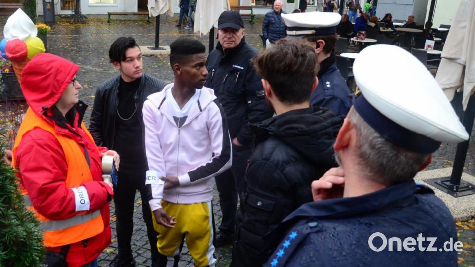 Polizisten überprüfen die Tauglichkeit der Ordner. Bild: Kunz