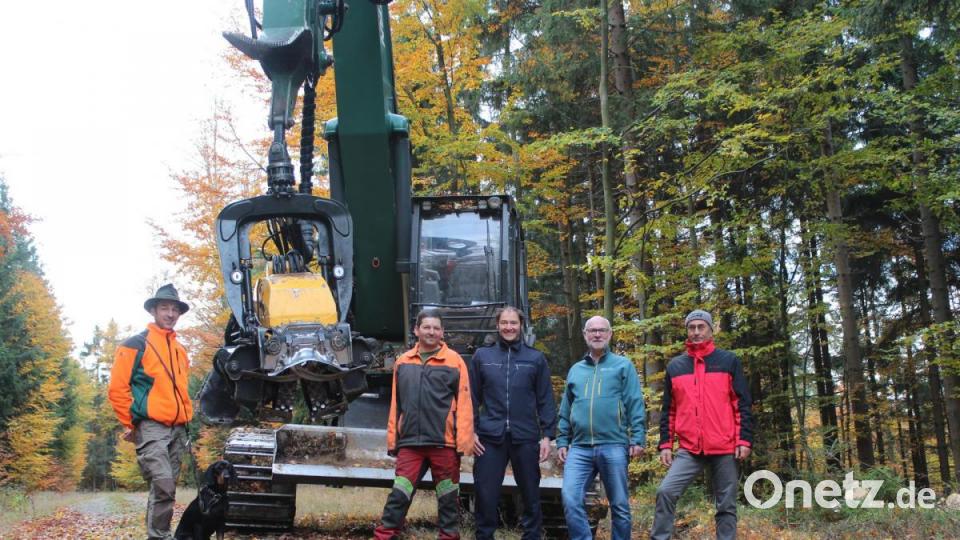 Revierleiter Oswald Hamann mit Hündin Rosa, Harvester-Fahrer Stefan Ried, Technischer Leiter des Skilanglaufzentrums, Stefan Schnurrer, stellvertretender Forstbetriebsleiter Ingo Greim, und Alfred Schöberl vom Förderverein Silberhütte (von links). Bild: Susanne Forster