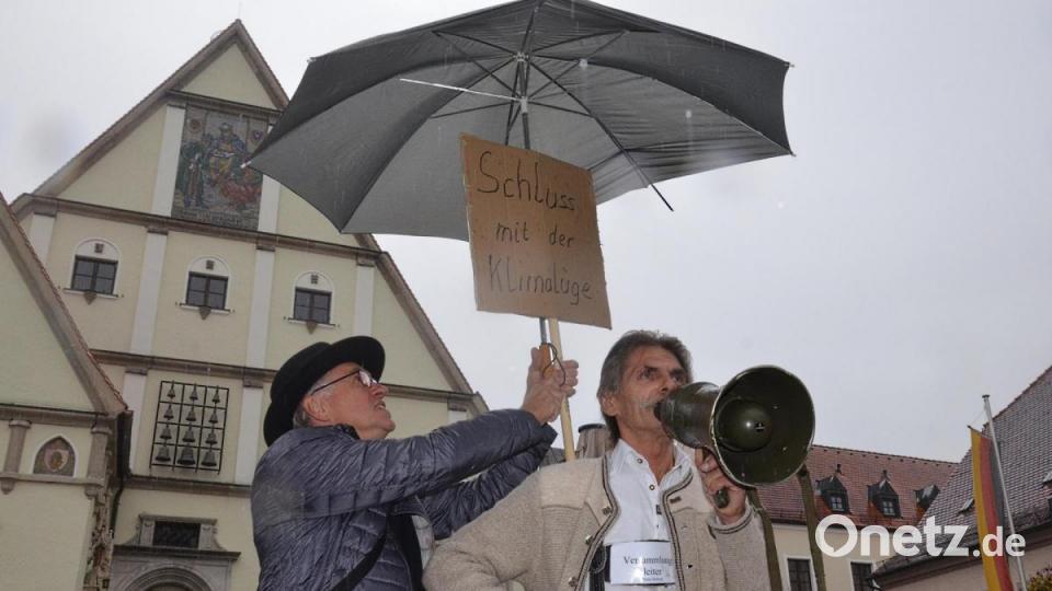 &quot;Schluss mit der Klimalüge!&quot; Veranstaltungsleiter Helmut Bauer wurde von seinen Anhängern gut beschirmt. Bild: Kunz
