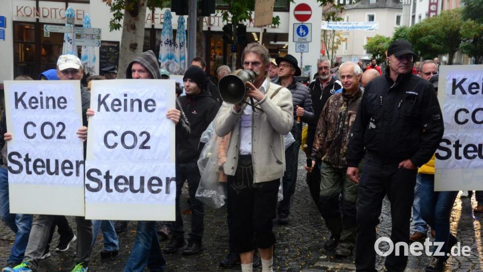 &quot;Wo&#039;s woll&#039;n wir&quot; Koane CO2-Steuer&quot;, feuerte Bauer die Demonstrationsteilnehmer an. Bild: Kunz