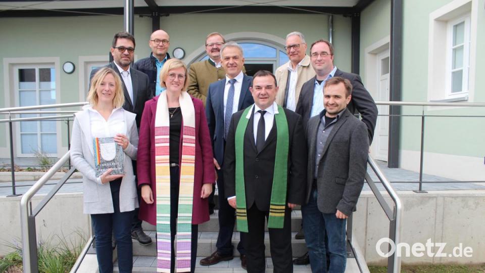 Die Gäste (hinten, von links): Kommunal-Geschäftsführer Christian Grödl, Hubert Schmid von der Regierung der Oberpfalz, Bürgermeister Alfred Stier, Architekt Klaus Stiefler, Bauleiter Daniel Musall sowie (vorne, von links) Kommunal-Geschäftsführerin Marion Mark, Pfarrerin Stefanie Schön, Pfarrer Konrad Amschl und Architekt Florian Schabner. Bild: Susanne Forster