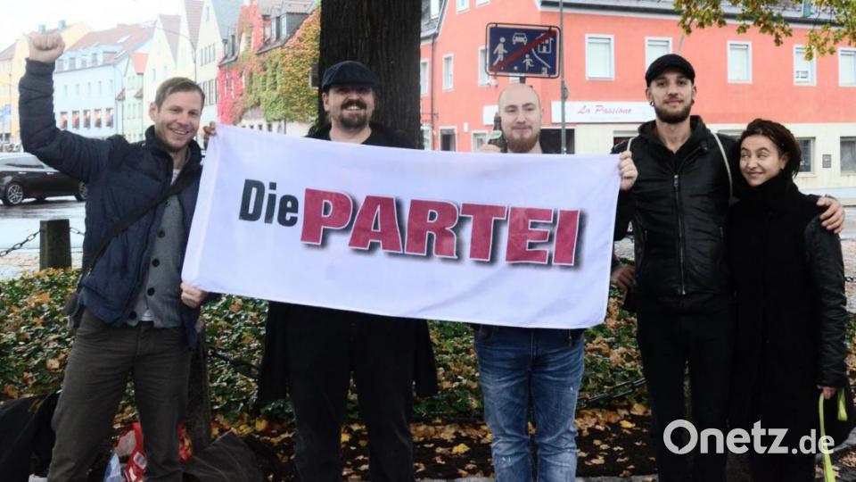 Anhänger von &quot;Die Partei&quot; wurden von der Polizei auf den Schlörplatz verbannt. Bild: Kunz