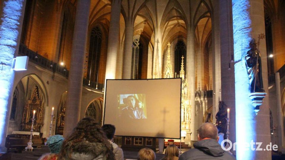 Der Altar der Martinskirche versteckte sich bei der &quot;Nacht der offenen Gotteshäuser&quot; hinter einer großen Leinwand: Ein Kinoerlebnis der besonderen Art. Bild: kmo