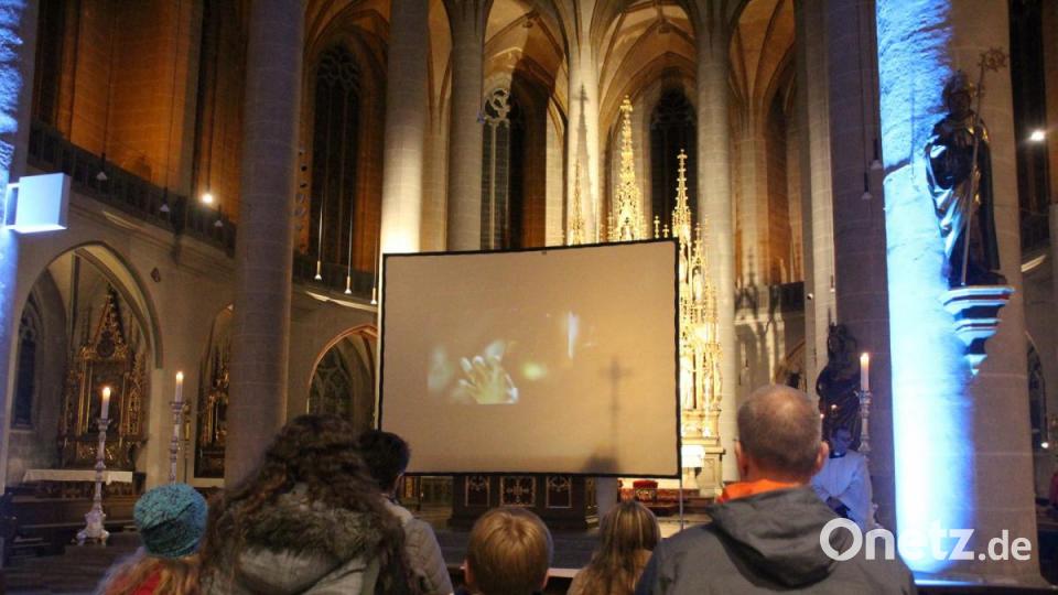 Der Altar der Martinskirche versteckte sich bei der &quot;Nacht der offenen Gotteshäuser&quot; hinter einer großen Leinwand: Ein Kinoerlebnis der besonderen Art. Bild: kmo