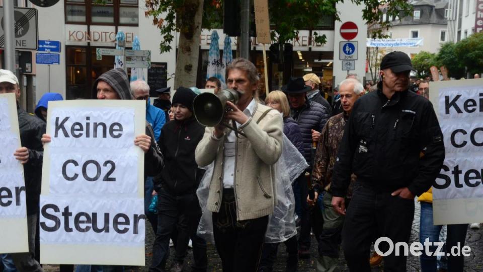 &quot;Wo&#039;s woll&#039;n wir&quot; Koane CO2-Steuer&quot;, feuerte Bauer die Demonstrationsteilnehmer an. Bild: Kunz