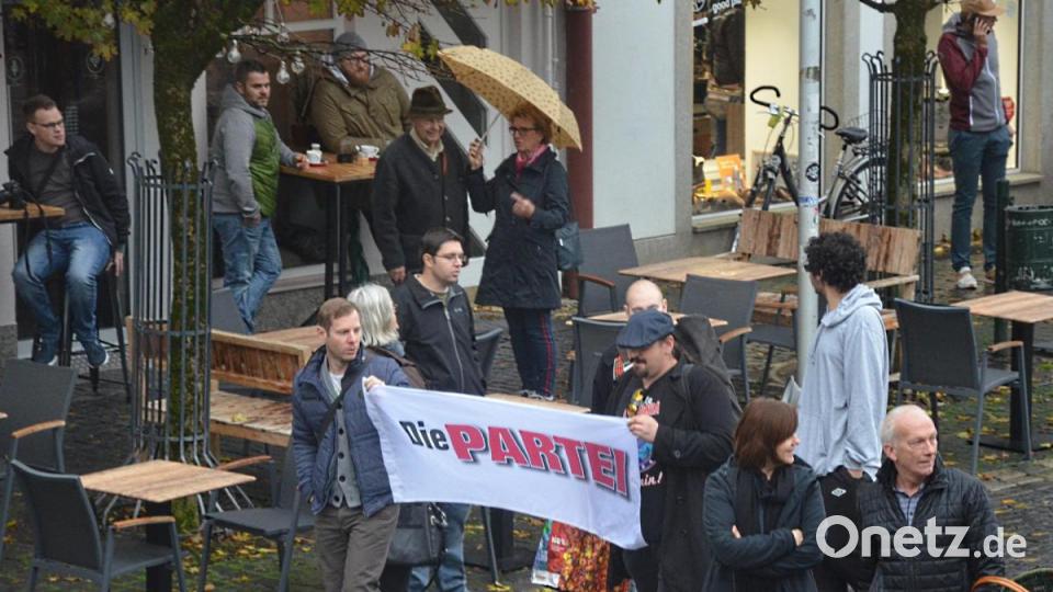 Anhänger von &quot;Die Partei&quot; wurden von der Polizei auf den Schlörplatz verbannt. Bild: Kunz