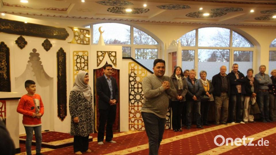 Ahmet Yüksel (Mitte), Leiter der türkisch-islamischen Gemeinde, begrüßte die vielen Besucher in der Moschee in der Drahthammerstraße. Sergi Acar (hinten links) und Imam Salih Taskin (hinten rechts) beantworteten ebenfalls die vielen Fragen der Gäste. Bild: kmo