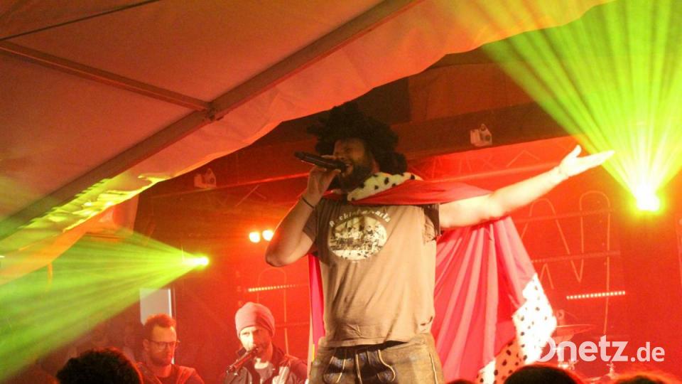 Sänger Stefan, genannt „Gansi“ als „King“ in voller Aktion. Bild: Schönberger, Ferdinand [fsb]