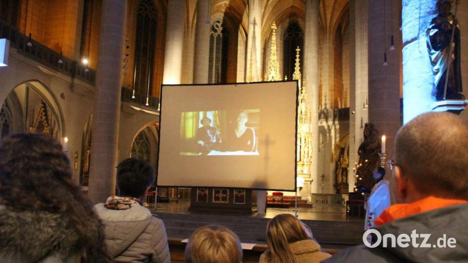 Der Altar der Martinskirche versteckte sich bei der &quot;Nacht der offenen Gotteshäuser&quot; hinter einer großen Leinwand: Ein Kinoerlebnis der besonderen Art. Bild: kmo