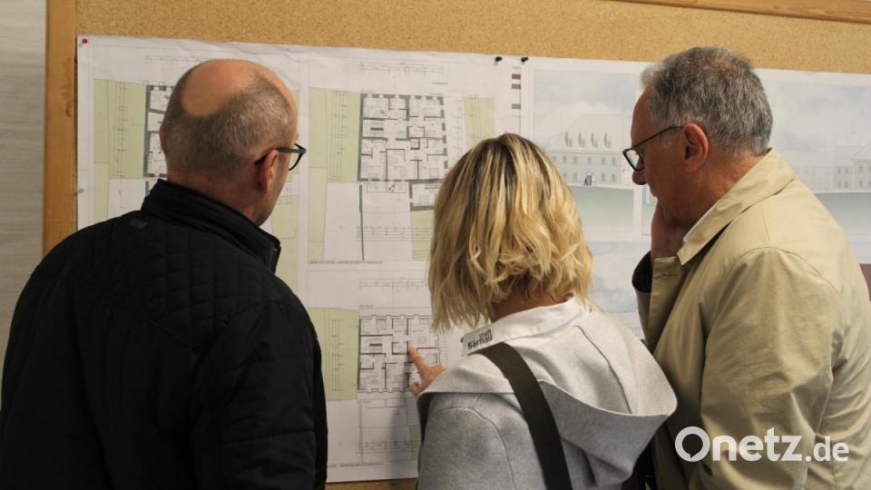 Kommunal-GmbH-Geschäftsführerin Marion Mark bespricht mit Städtebauförderer Hubert Schmid (links) und Architekt Klaus Stiefler (rechts) den Grundriss des Mehrgenerationenhauses. Bild: Susanne Forster
