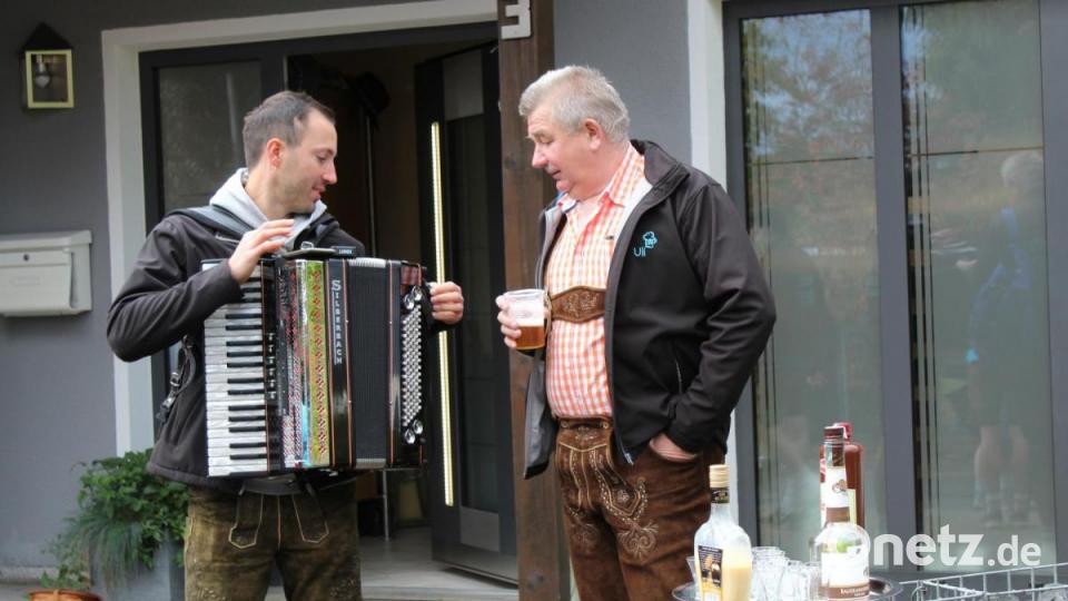 Musikant Christian und "Kirwa-Opa" Uli bereiten sich auf die Kirwa vor. Bild: Schönberger, Ferdinand [fsb]
