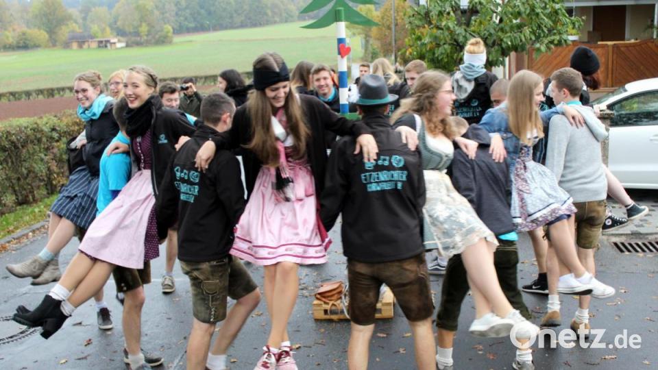 Die Moidla und Buam tanzen immer weiter. Bild: Schönberger, Ferdinand [fsb]