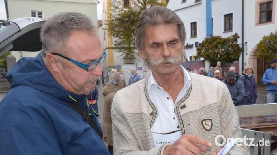 Demonstrationsleiter Helmut Bauer bespricht mit dem ehemaligen Kaminkehrermeister Ernst Meindl letzte Details. Bild: Kunz