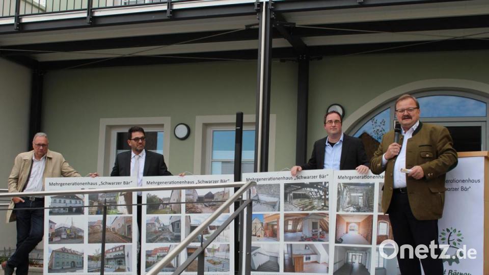 Als Dank überreicht das Architekturbüro Schabner eine Foto-Collage. Unser Bild zeigt (von links) Architekt Klaus Stiefler, Kommunal-GmbH-Geschäftsführer Christian Grödl, Bauleiter Daniel Musall und Bürgermeister Alfred Stier. Bild: Susanne Forster
